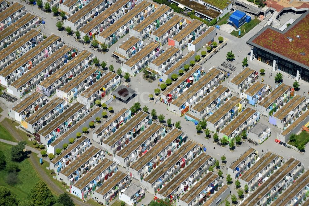 Aerial photograph München - Residential area a row house settlement on olympischen Dorf in the district Milbertshofen-Am Hart in Munich in the state Bavaria, Germany