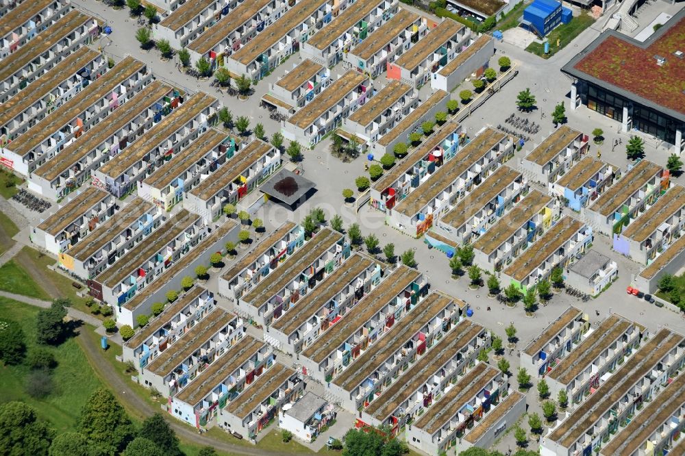 München from above - Residential area a row house settlement on olympischen Dorf in the district Milbertshofen-Am Hart in Munich in the state Bavaria, Germany