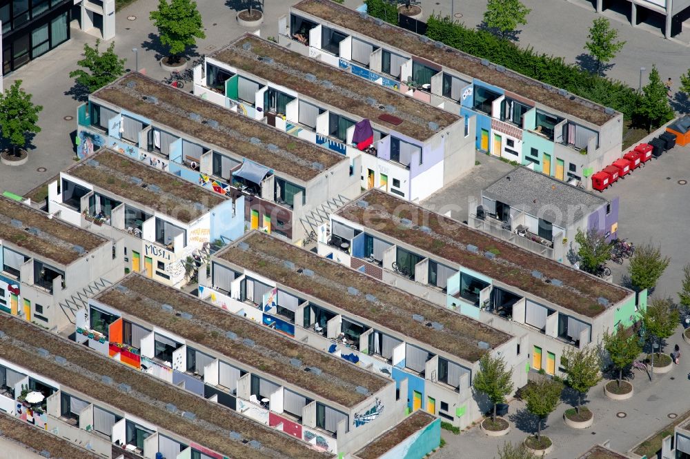 München from above - Residential area a row house settlement on olympischen Dorf in the district Milbertshofen-Am Hart in Munich in the state Bavaria, Germany