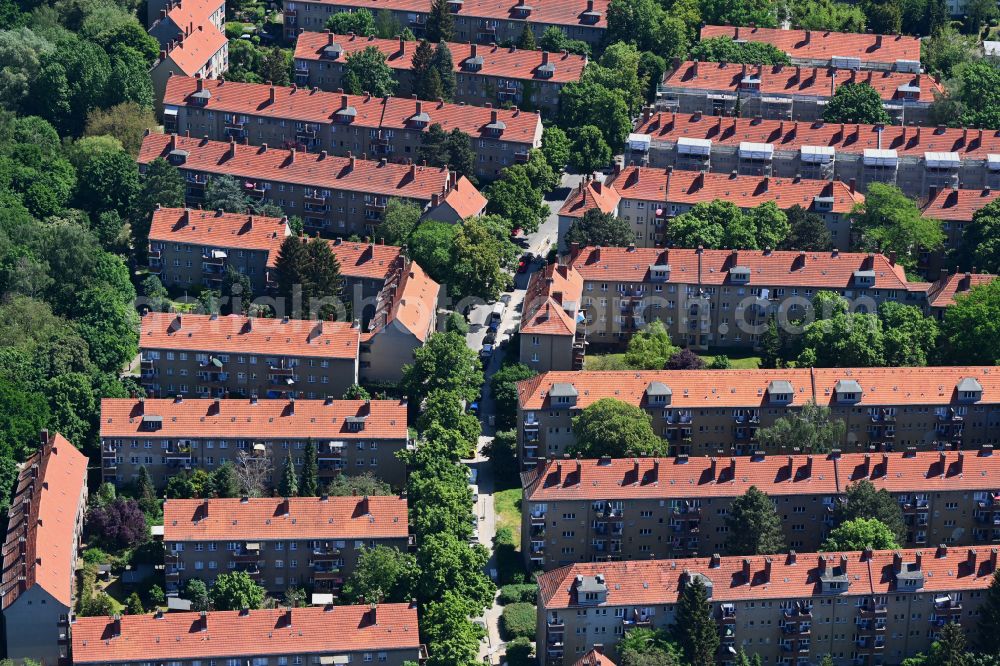 Berlin from the bird's eye view: Multi-family residential area in the form of a row house settlement on street Petzoldtweg - An der Kappe in the district Spandau in Berlin, Germany