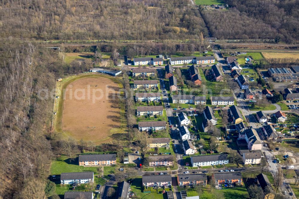 Bottrop from the bird's eye view: Residential area a row house settlement on street Binsenkamp in the district Welheimer Mark in Bottrop at Ruhrgebiet in the state North Rhine-Westphalia, Germany