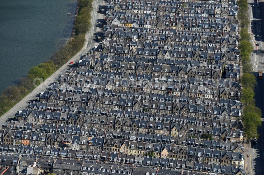 Aerial image Kopenhagen - Residential area a row house settlement Oster Sogade in Copenhagen in Region Hovedstaden, Denmark