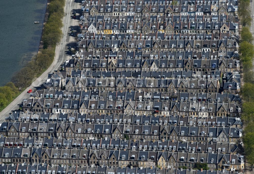 Aerial photograph Kopenhagen - Residential area a row house settlement Oster Sogade in Copenhagen in Region Hovedstaden, Denmark