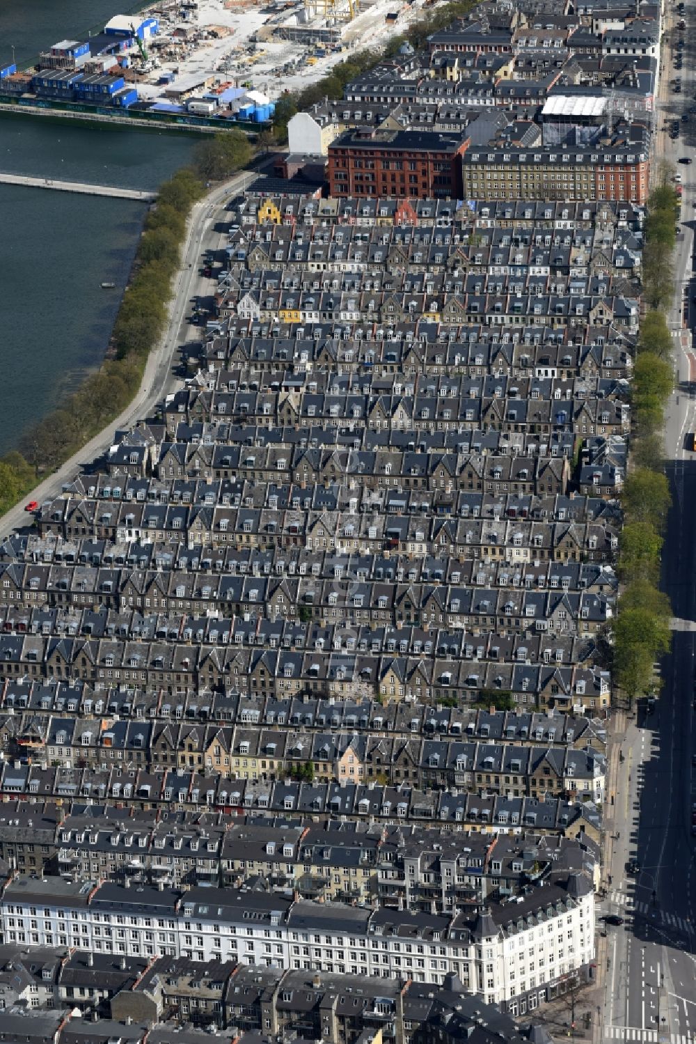 Kopenhagen from the bird's eye view: Residential area a row house settlement Oster Sogade in Copenhagen in Region Hovedstaden, Denmark