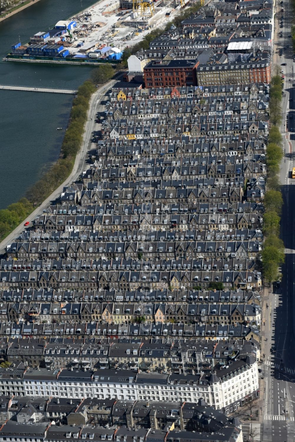 Aerial image Kopenhagen - Residential area a row house settlement Oster Sogade in Copenhagen in Region Hovedstaden, Denmark