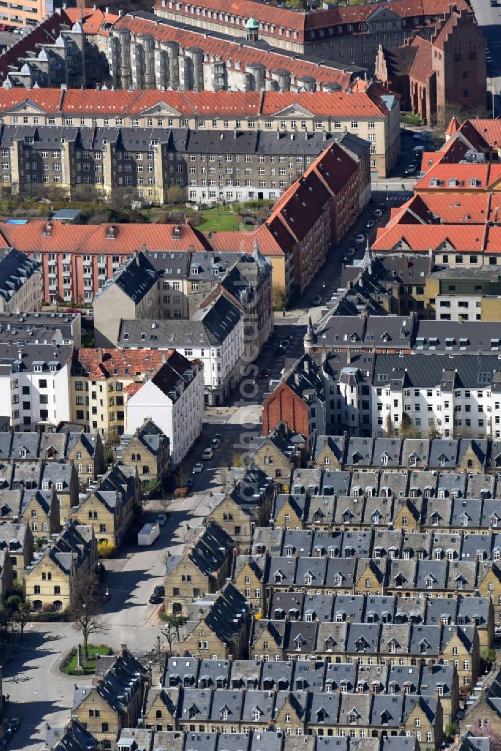 Kopenhagen from the bird's eye view: Residential area a row house settlement Osterbrogade - Kildevaeldsgade in Copenhagen in Region Hovedstaden, Denmark