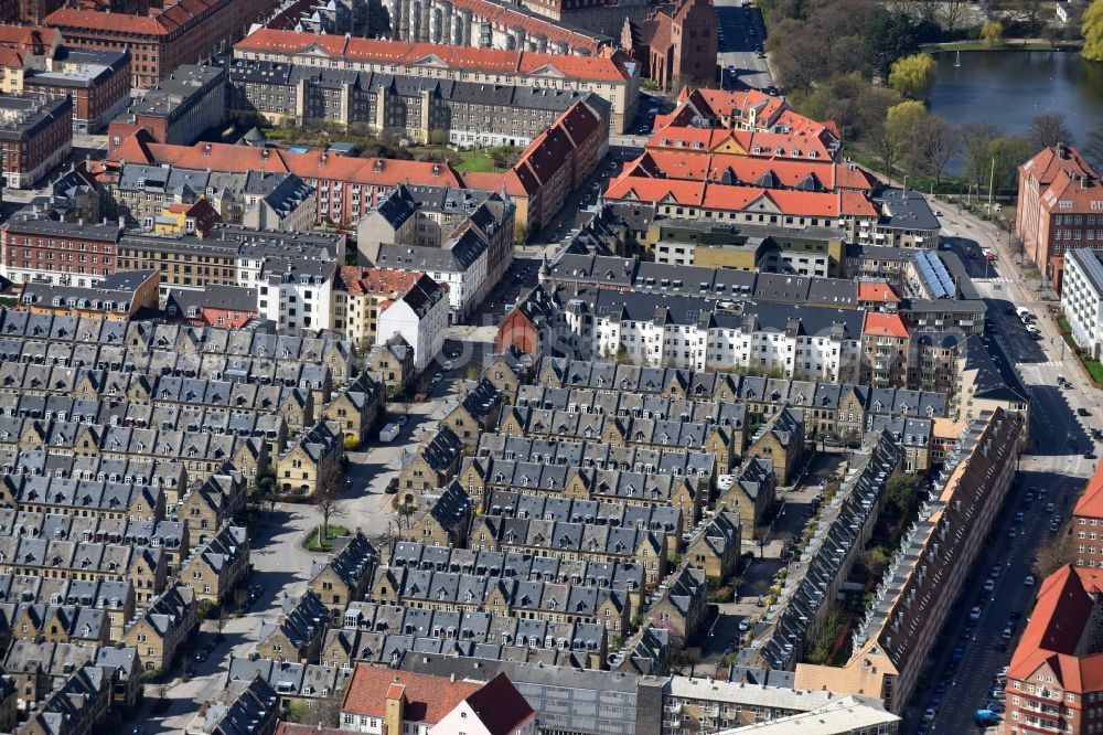 Aerial image Kopenhagen - Residential area a row house settlement Osterbrogade - Kildevaeldsgade in Copenhagen in Region Hovedstaden, Denmark