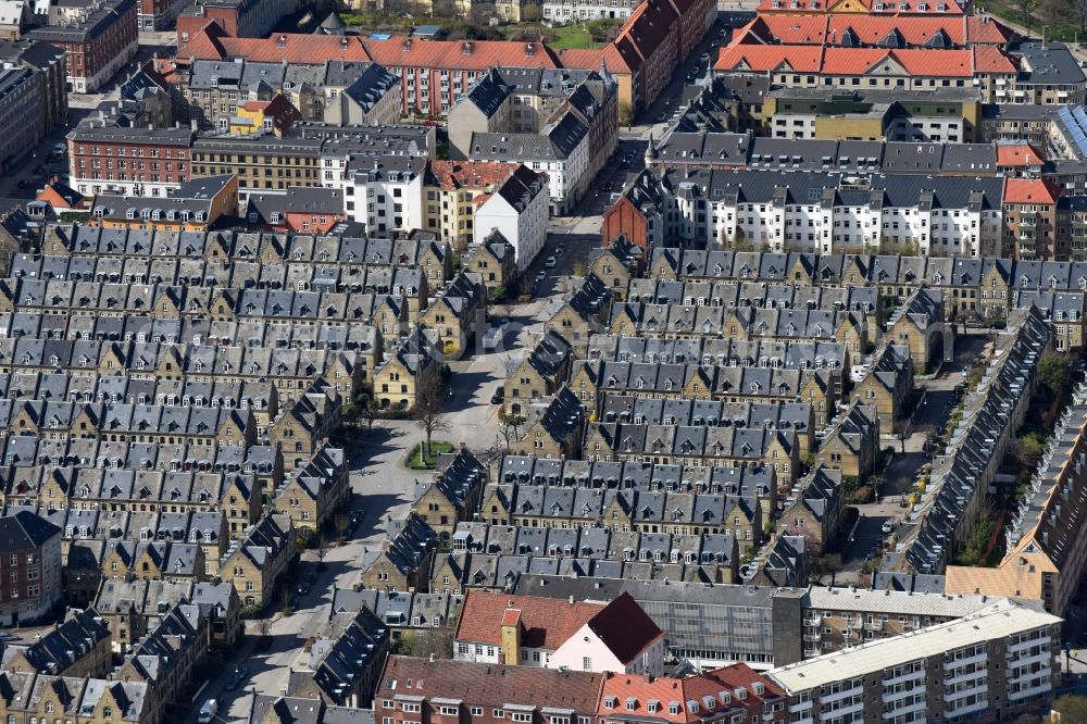 Aerial photograph Kopenhagen - Residential area a row house settlement Osterbrogade - Kildevaeldsgade in Copenhagen in Region Hovedstaden, Denmark