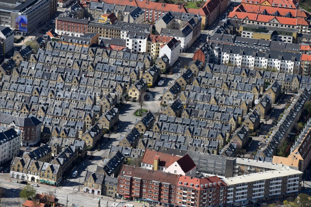 Kopenhagen from the bird's eye view: Residential area a row house settlement Osterbrogade - Kildevaeldsgade in Copenhagen in Region Hovedstaden, Denmark