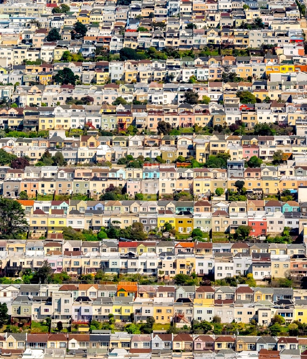 Aerial image San Francisco - Residential area a row house settlement Outer Richond and Balboa Street, Cabrillo Street and Fulton Street in San Francisco in California, USA