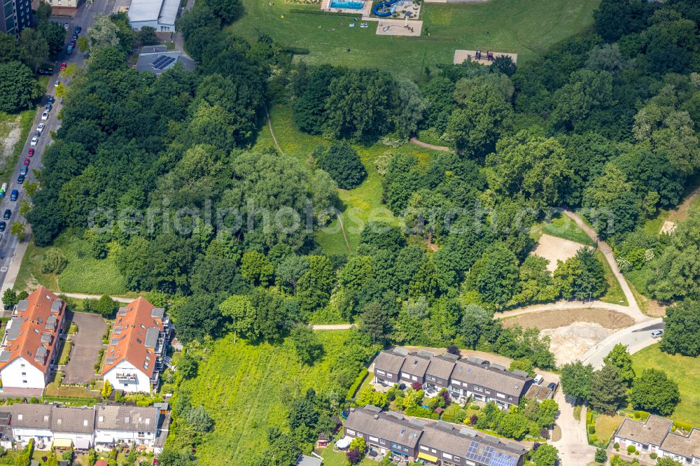 Herne from above - Residential area a row house settlement with a park on street Scharpwinkelring in the district Wanne-Eickel in Herne at Ruhrgebiet in the state North Rhine-Westphalia, Germany