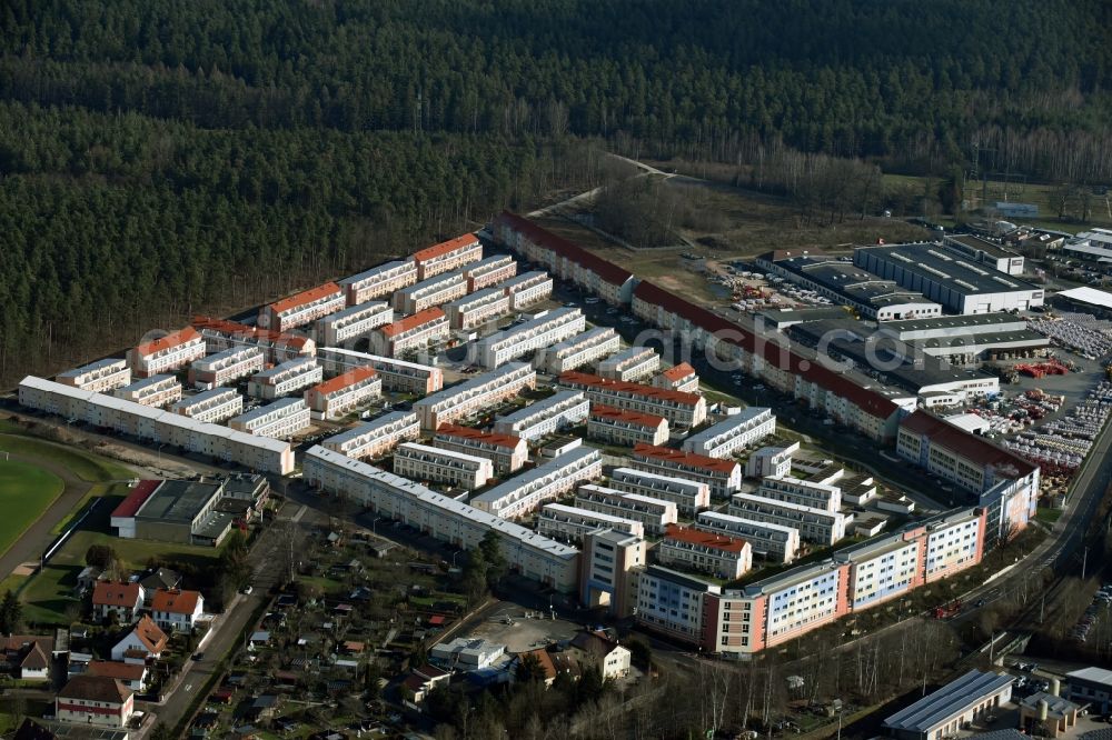 Feucht from the bird's eye view: Residential area a row house settlement „ParkSide“ Am Reichswald in Feucht in the state Bavaria