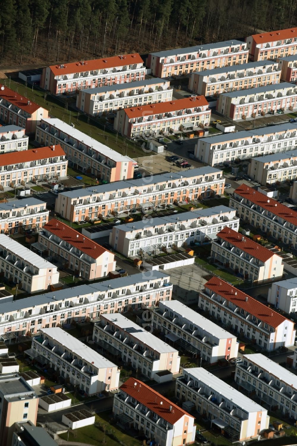 Feucht from above - Residential area a row house settlement „ParkSide“ Am Reichswald in Feucht in the state Bavaria