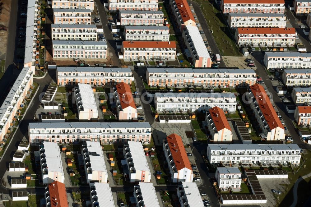 Feucht from the bird's eye view: Residential area a row house settlement „ParkSide“ Am Reichswald in Feucht in the state Bavaria