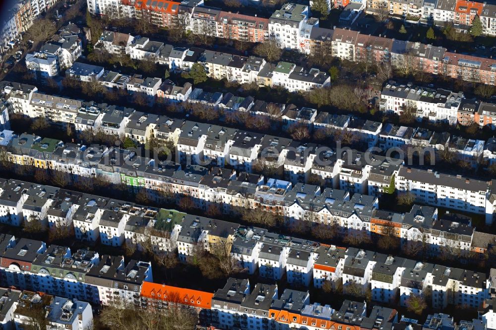 Hamburg from the bird's eye view: Residential area a row house settlement Roonstrasse - Kottwitzstrasse - Gneisenaustrasse in the district Hoheluft-West in Hamburg, Germany