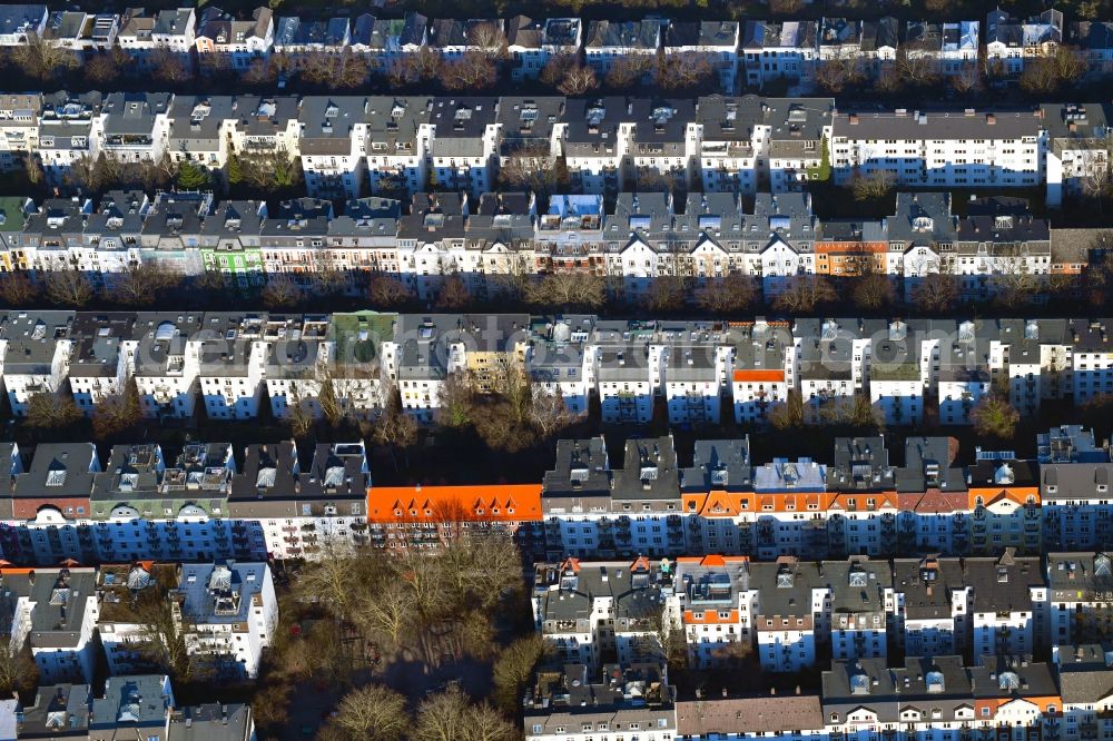 Hamburg from the bird's eye view: Residential area a row house settlement Roonstrasse - Kottwitzstrasse - Gneisenaustrasse in the district Hoheluft-West in Hamburg, Germany