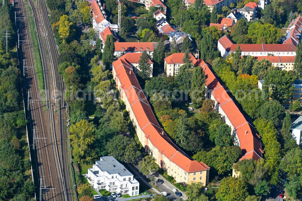 Berlin from the bird's eye view: Multi-family residential area in the form of a row house settlement Das Schiff on street Ehrenfelsstrasse - Stolzenfelsstrasse in the district Karlshorst in Berlin, Germany