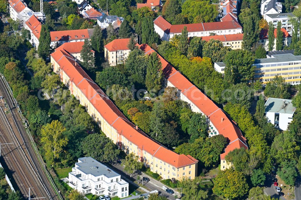 Aerial image Berlin - Multi-family residential area in the form of a row house settlement Das Schiff on street Ehrenfelsstrasse - Stolzenfelsstrasse in the district Karlshorst in Berlin, Germany