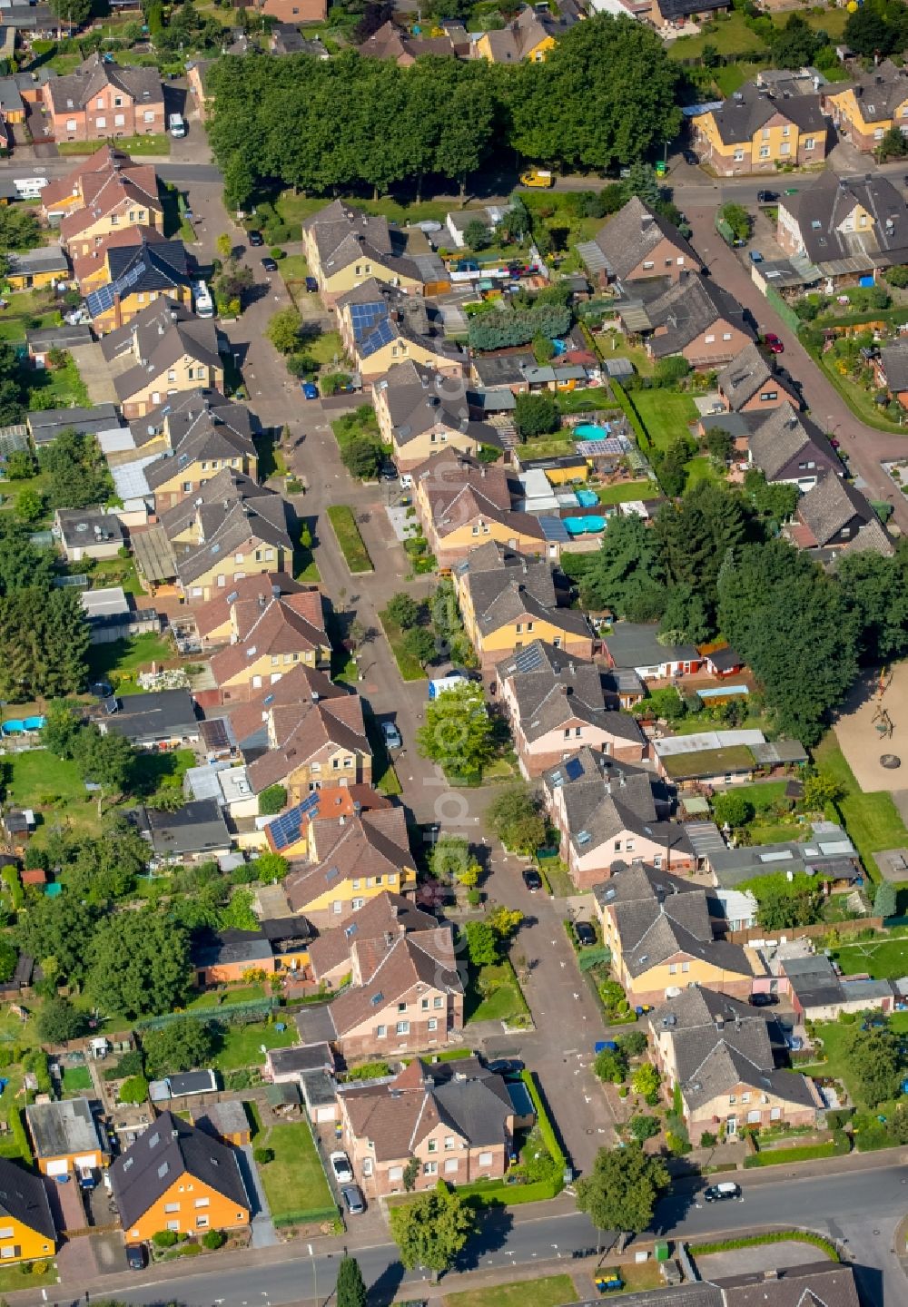 Aerial photograph Bergkamen - Residential area a row house settlement Schlegelstrasse in Bergkamen in the state North Rhine-Westphalia