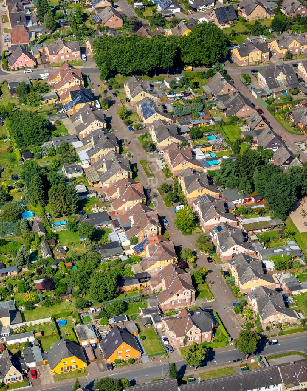 Bergkamen from above - Residential area a row house settlement Schlegelstrasse in Bergkamen in the state North Rhine-Westphalia