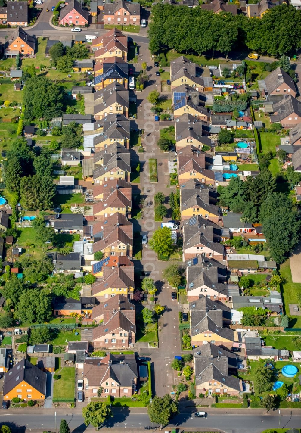 Bergkamen from the bird's eye view: Residential area a row house settlement Schlegelstrasse in Bergkamen in the state North Rhine-Westphalia