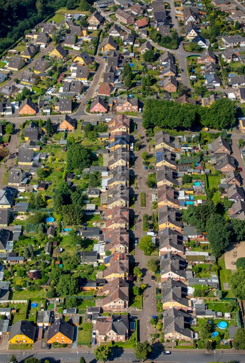 Aerial image Bergkamen - Residential area a row house settlement Schlegelstrasse in Bergkamen in the state North Rhine-Westphalia