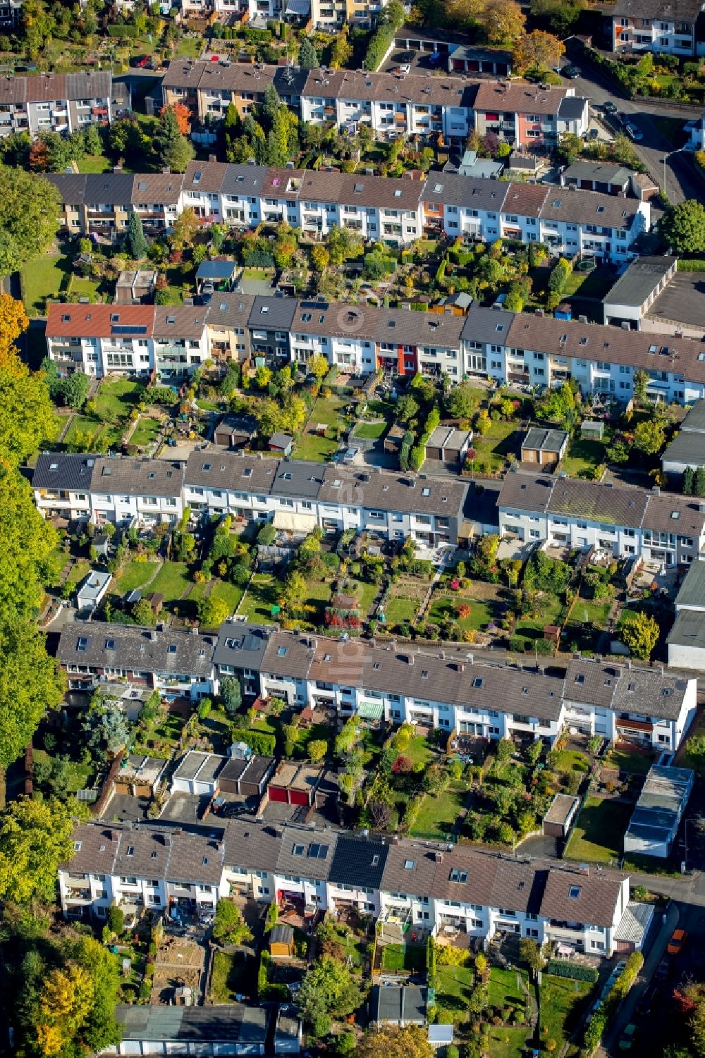 Aerial photograph Siegen - Residential area a row house settlement in Siegen in the state North Rhine-Westphalia