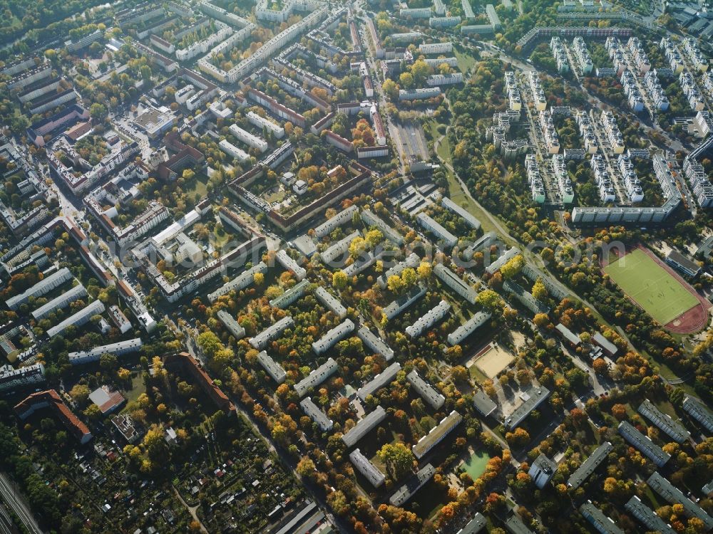 Aerial photograph Berlin - Residential area a row house settlement at the Sonnenallee, Kiefholzstrasse and the Suedlichen Heidekampgraben in Berlin