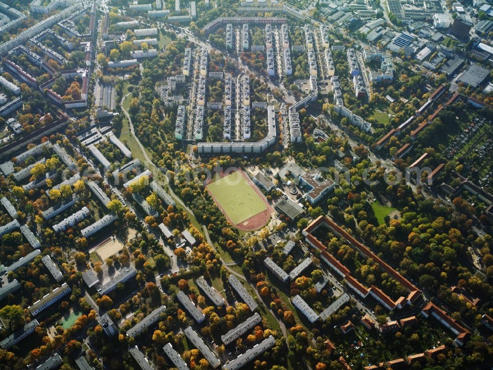 Aerial image Berlin - Residential area a row house settlement Sonnenallee and the Suedlichen Heidekampgraben in Berlin