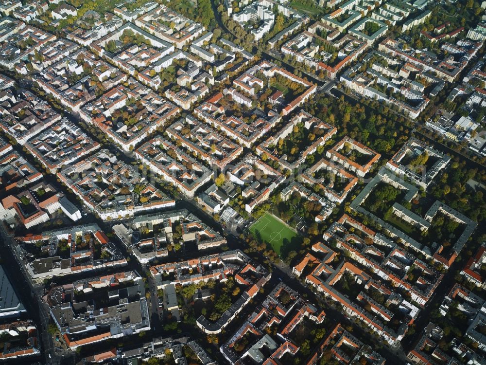 Berlin from the bird's eye view: Residential area a row house settlement at the Wildenbruchstrasse, Kielufer and at the Sonnenallee in Berlin