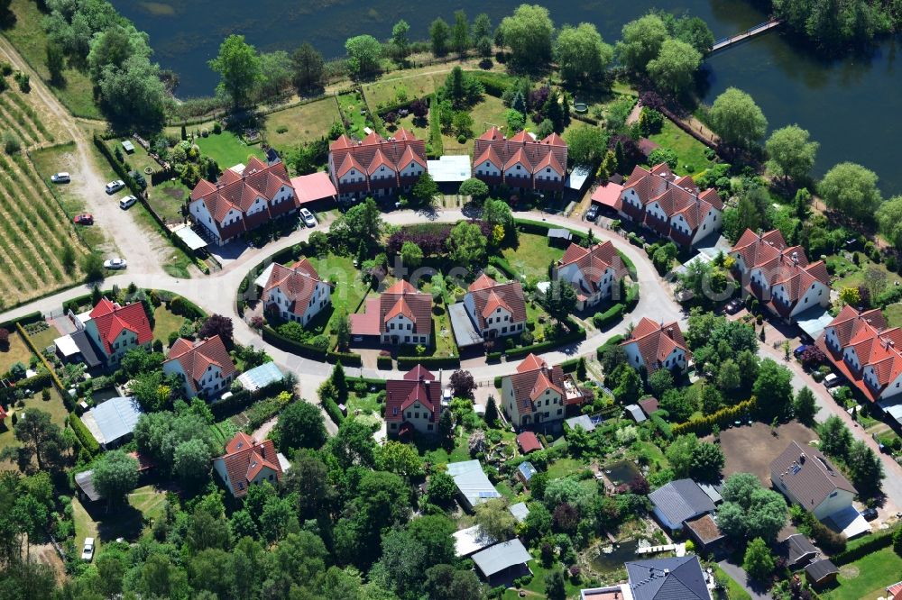 Oranienburg from above - Residential area of a row house settlement in the Germendorf part of Oranienburg in the state Brandenburg. The single family houses and semi-detached buildings are located on a round square in the Southwest of the district. They are architecturally similar and symmetrically ordered and are located on the shores of the Waldseen lakes