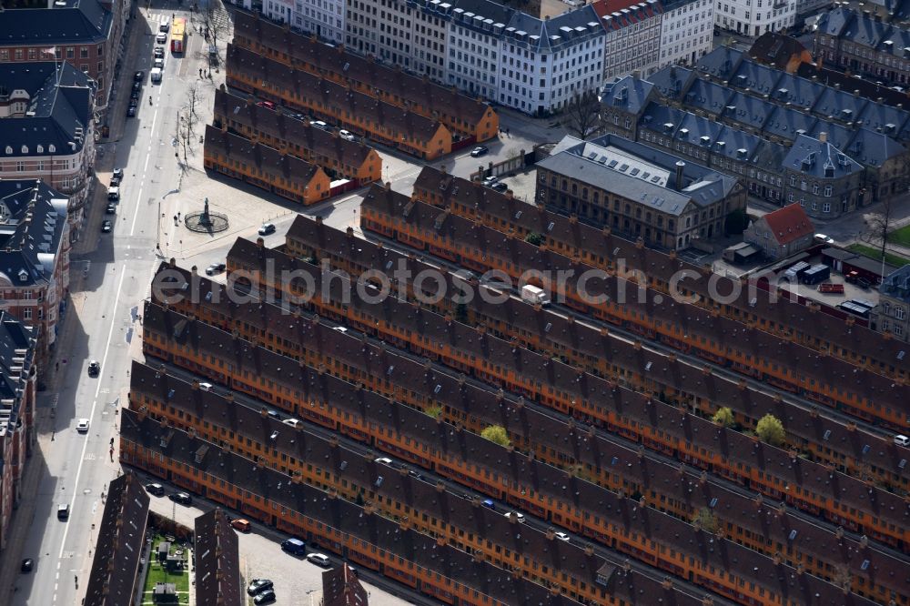 Aerial image Kopenhagen - Residential area a row house settlement Store Kongensgade in Copenhagen in Region Hovedstaden, Denmark