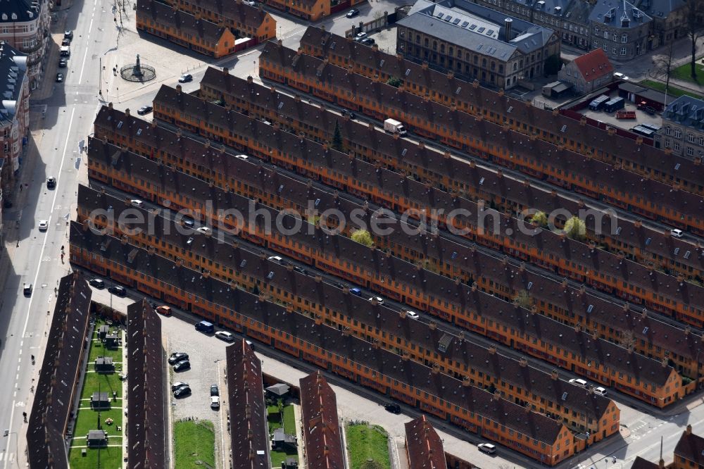 Aerial photograph Kopenhagen - Residential area a row house settlement Store Kongensgade in Copenhagen in Region Hovedstaden, Denmark