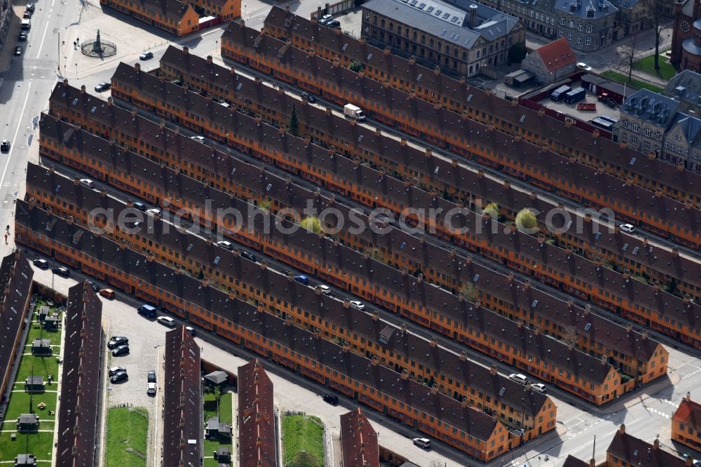 Kopenhagen from the bird's eye view: Residential area a row house settlement Store Kongensgade in Copenhagen in Region Hovedstaden, Denmark