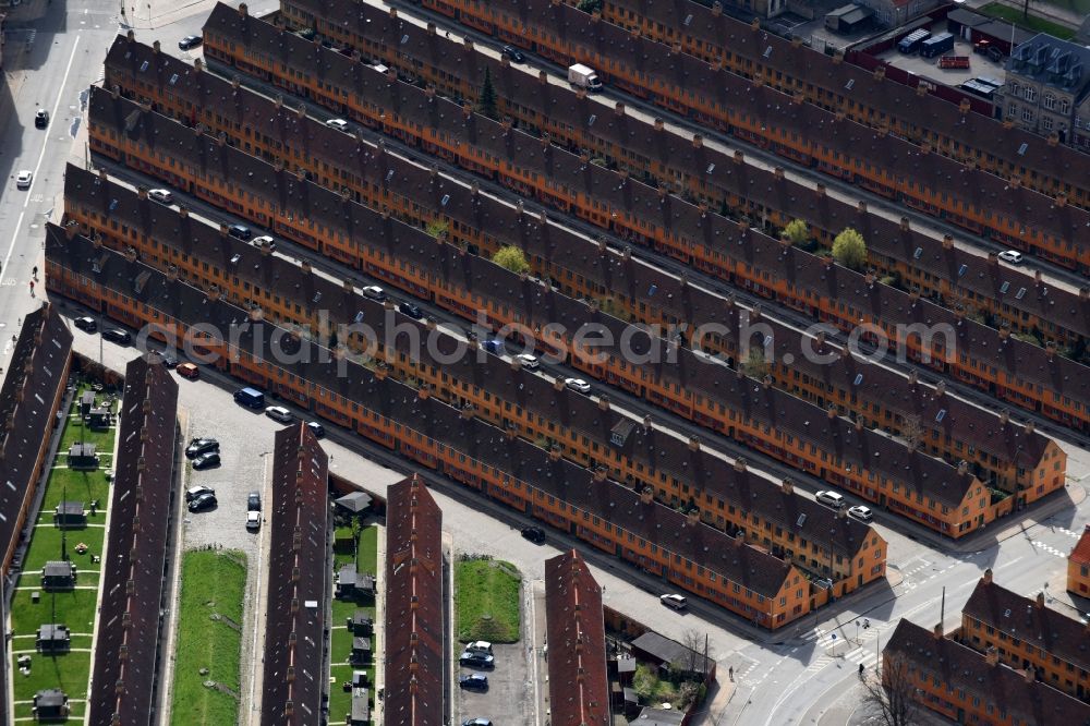 Aerial image Kopenhagen - Residential area a row house settlement Store Kongensgade in Copenhagen in Region Hovedstaden, Denmark