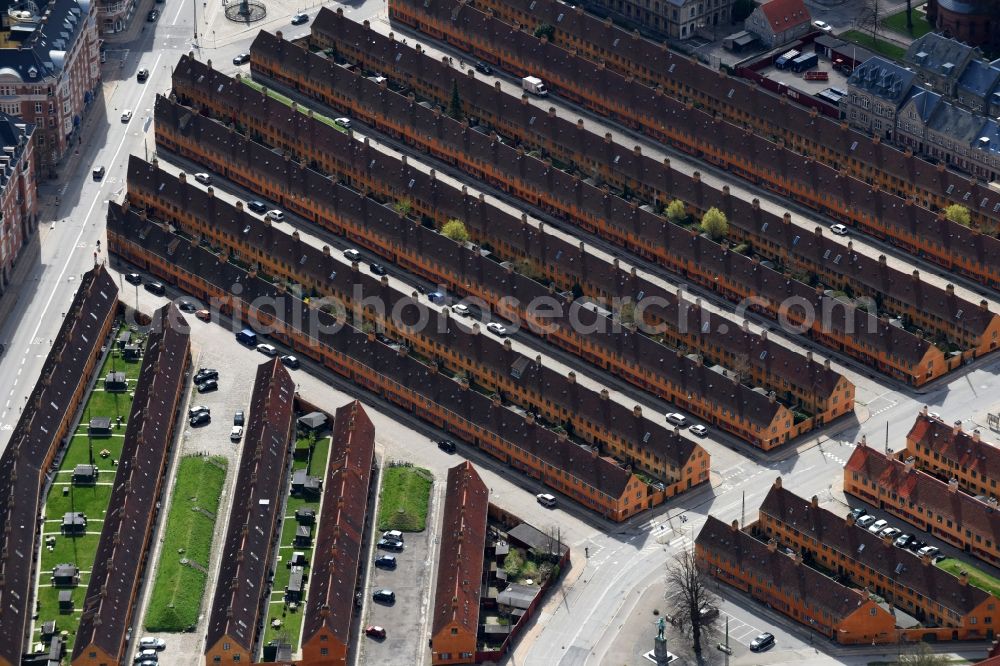 Aerial photograph Kopenhagen - Residential area a row house settlement Store Kongensgade in Copenhagen in Region Hovedstaden, Denmark