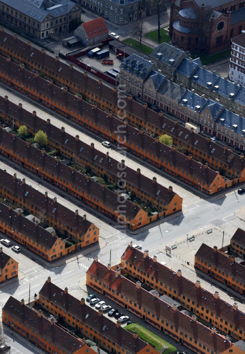 Kopenhagen from the bird's eye view: Residential area a row house settlement Store Kongensgade in Copenhagen in Region Hovedstaden, Denmark