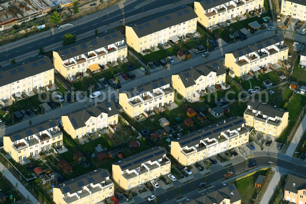 Berlin from the bird's eye view: Residential area a row house settlement Traudestrasse - Alfonsstrasse in the district Altglienicke in Berlin, Germany