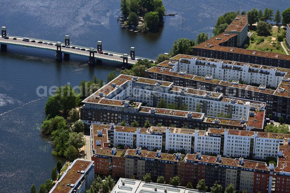 Berlin from above - Residential area a row house settlement on the banks of the Havel on street David-Francke-Strasse in the district Spandau Hakenfelde in Berlin, Germany