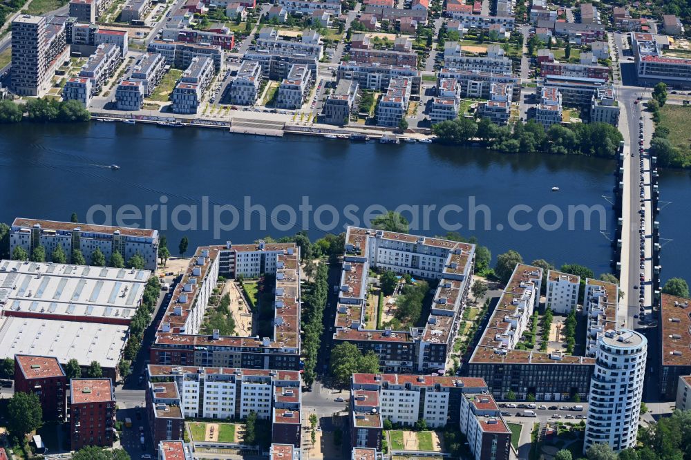 Berlin from the bird's eye view: Residential area a row house settlement on the banks of the Havel on street David-Francke-Strasse in the district Spandau Hakenfelde in Berlin, Germany