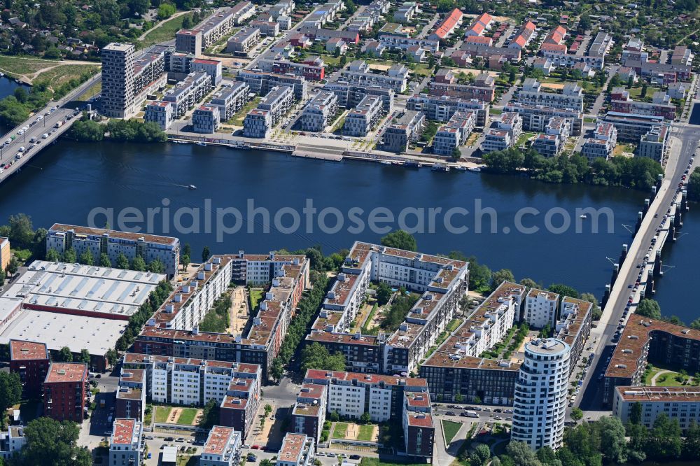 Aerial image Berlin - Residential area a row house settlement on the banks of the Havel on street David-Francke-Strasse in the district Spandau Hakenfelde in Berlin, Germany
