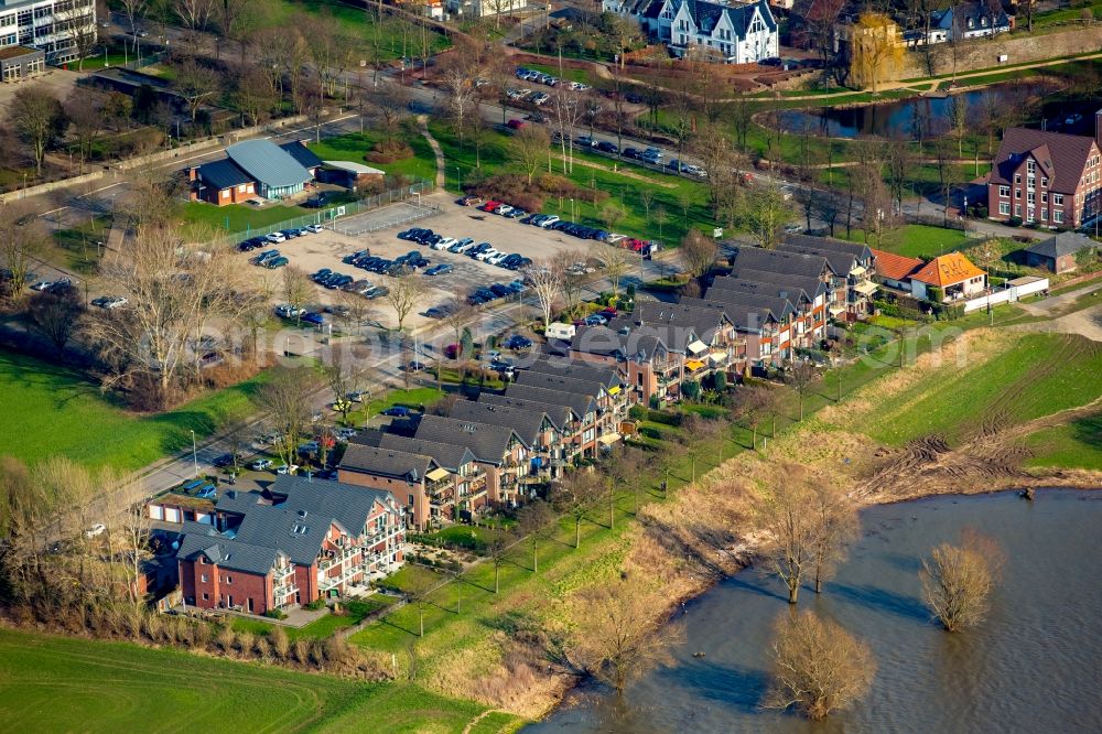 Rees from the bird's eye view: Residential area of a row house settlement on Wardstrasse on the riverbank of the flooded Rhine in Rees in the state of North Rhine-Westphalia