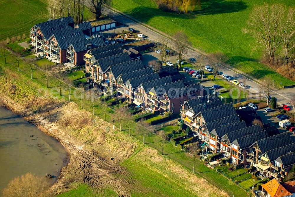 Rees from the bird's eye view: Residential area of a row house settlement on Wardstrasse on the riverbank of the flooded Rhine in Rees in the state of North Rhine-Westphalia