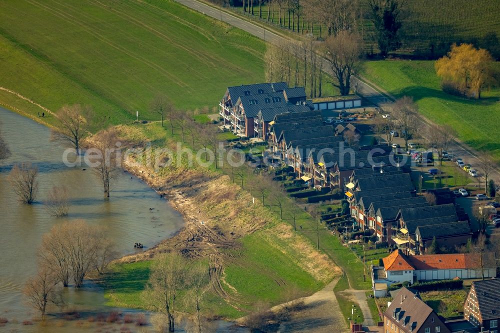 Aerial photograph Rees - Residential area of a row house settlement on Wardstrasse on the riverbank of the flooded Rhine in Rees in the state of North Rhine-Westphalia