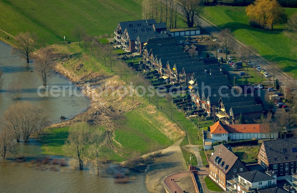 Rees from above - Residential area of a row house settlement on Wardstrasse on the riverbank of the flooded Rhine in Rees in the state of North Rhine-Westphalia