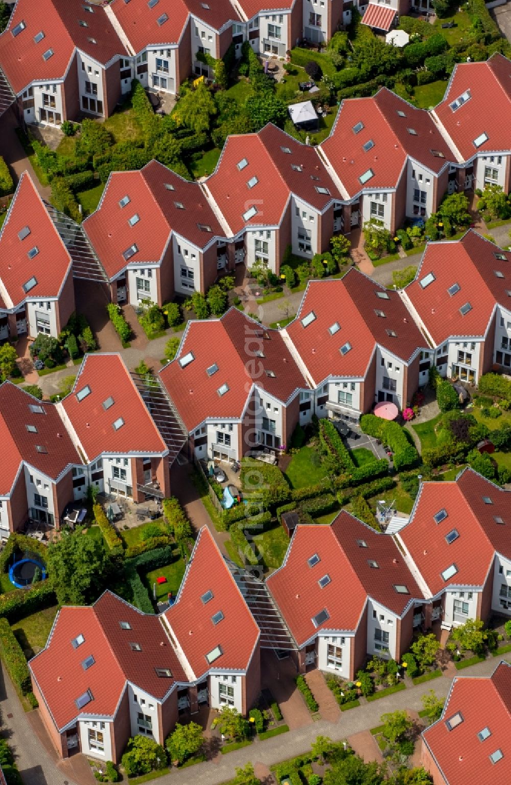 Aerial image Mülheim an der Ruhr - Residential area a row house settlement Westkappeller Ring in Muelheim on the Ruhr in the state North Rhine-Westphalia