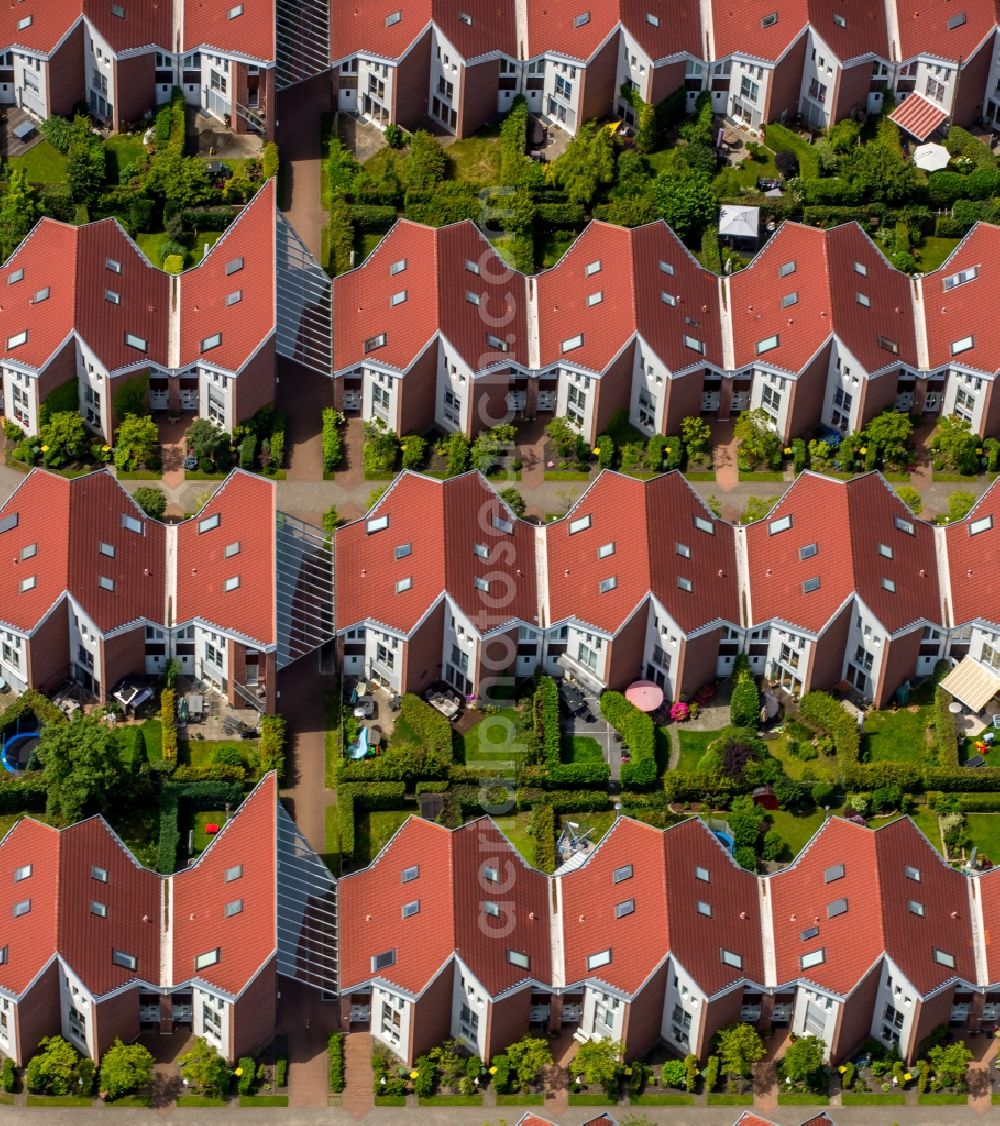 Mülheim an der Ruhr from above - Residential area a row house settlement Westkappeller Ring in Muelheim on the Ruhr in the state North Rhine-Westphalia