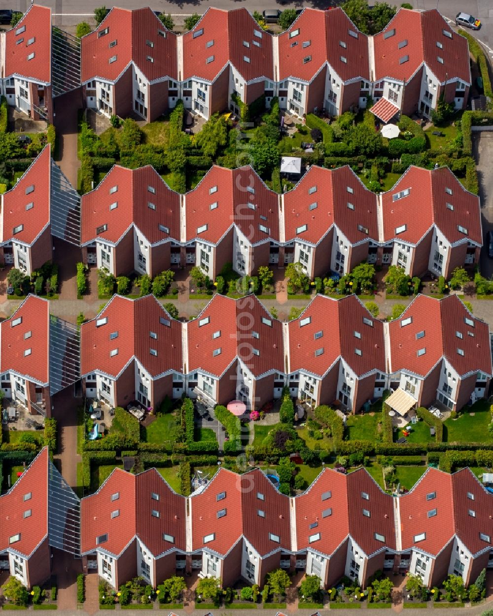 Mülheim an der Ruhr from the bird's eye view: Residential area a row house settlement Westkappeller Ring in Muelheim on the Ruhr in the state North Rhine-Westphalia