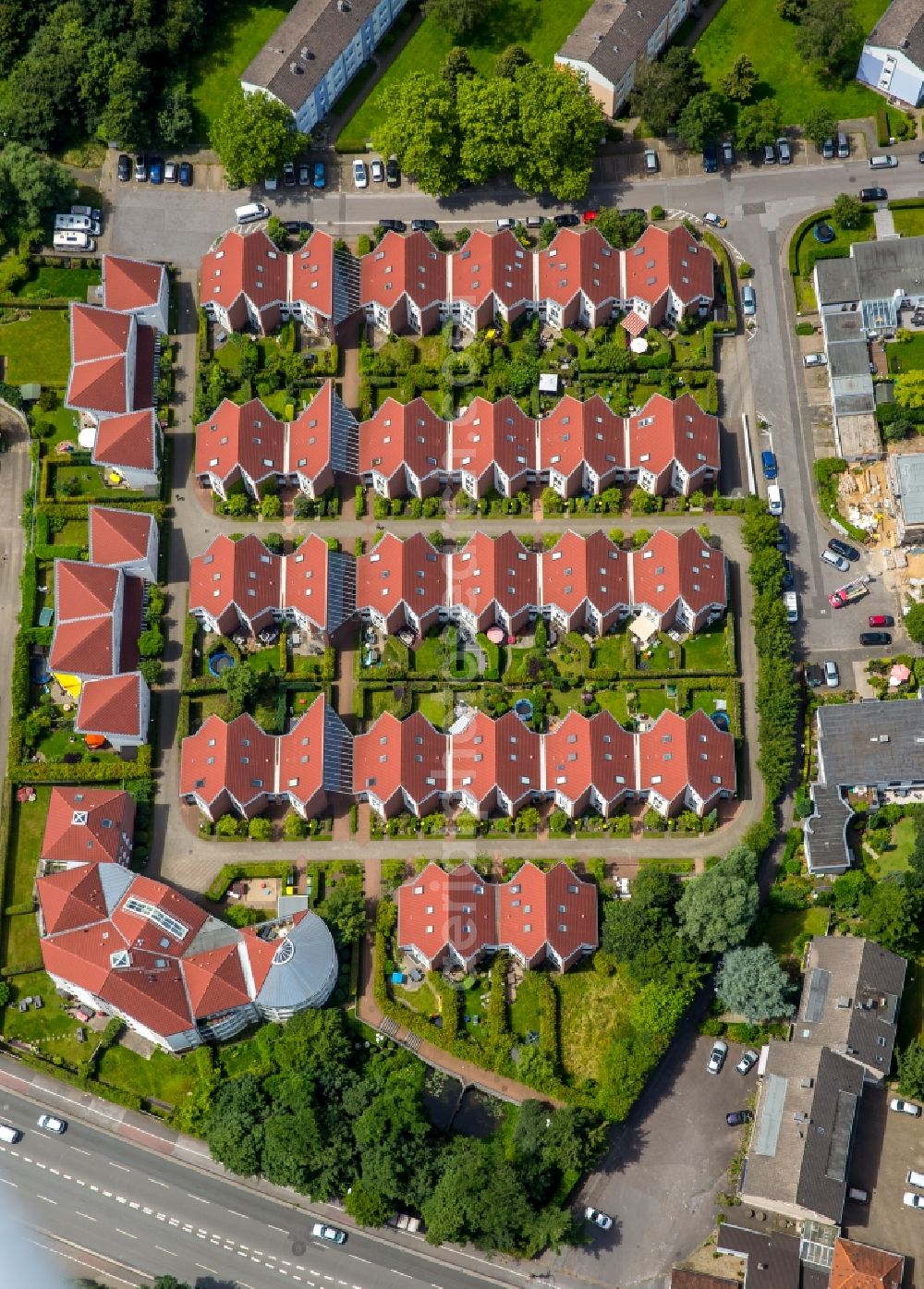 Aerial photograph Mülheim an der Ruhr - Residential area a row house settlement Westkappeller Ring in Muelheim on the Ruhr in the state North Rhine-Westphalia