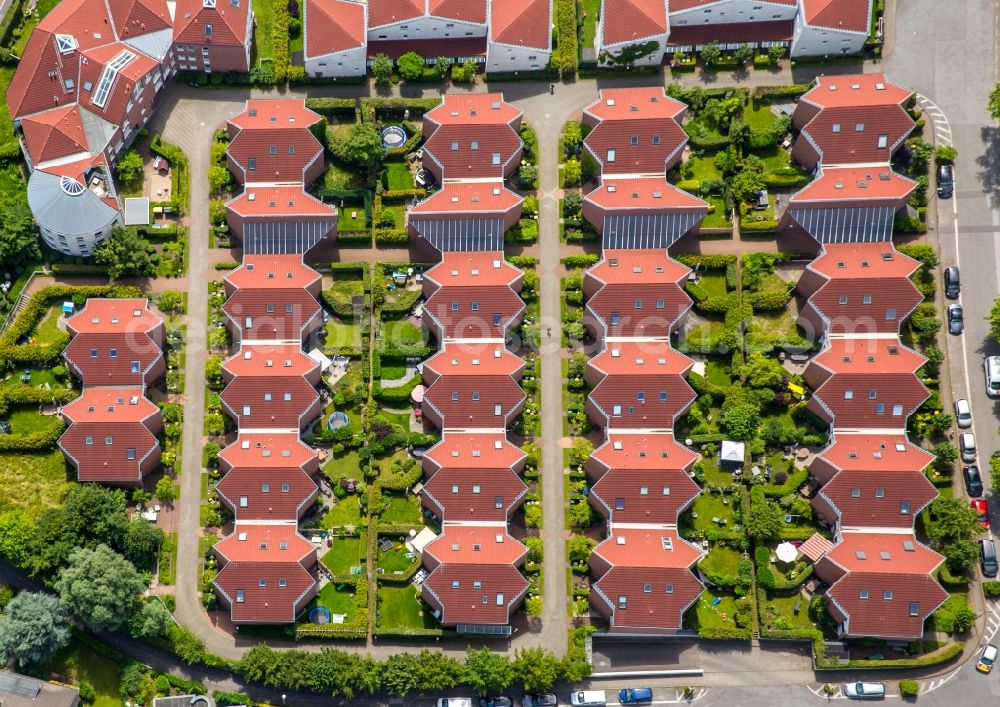 Mülheim an der Ruhr from above - Residential area a row house settlement Westkappeller Ring in Muelheim on the Ruhr in the state North Rhine-Westphalia